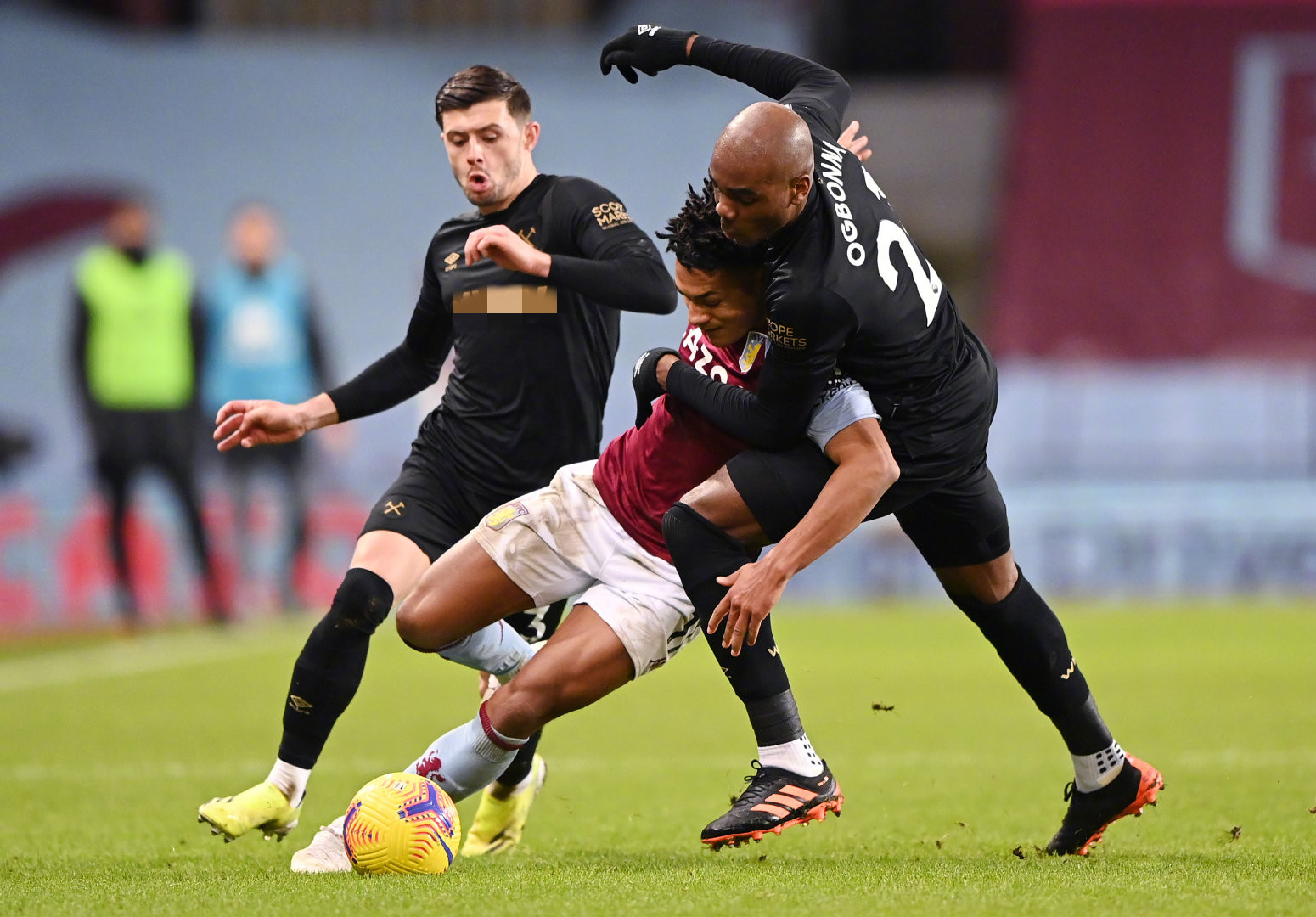 随着足球产 随着足球产